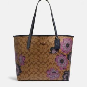 Coach City Tote in Signature Canvas - Fasset City
